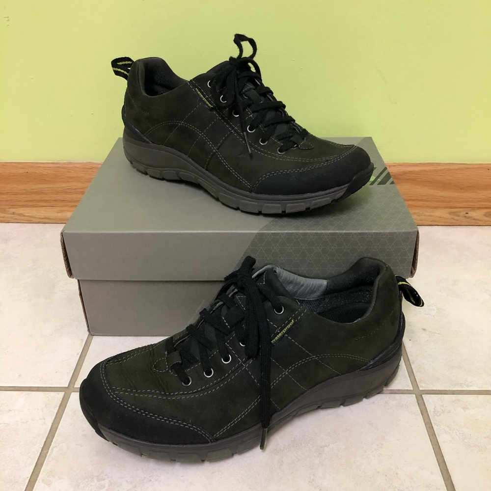 Waterproof Clarks Wave Trek in “Black” sz 9